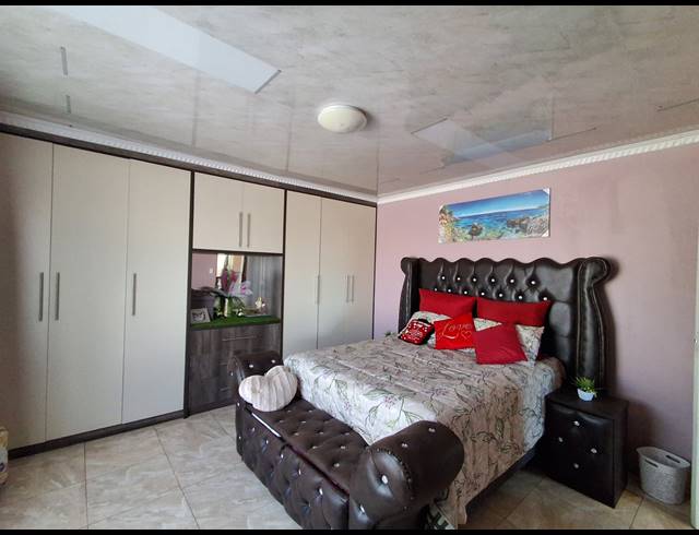 3 BEDROOM FREESTANDING FOR SALE IN IKAGENG